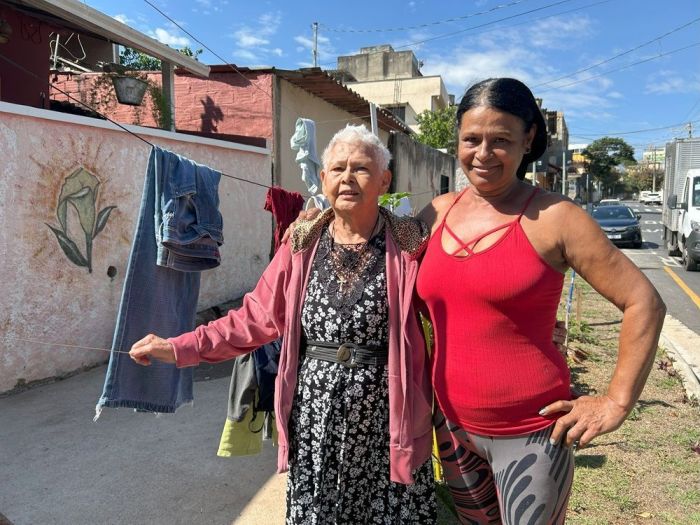 Dona Francisca e a filha Edneia organizam varal solidário no bairro Cinquentenário, em BH