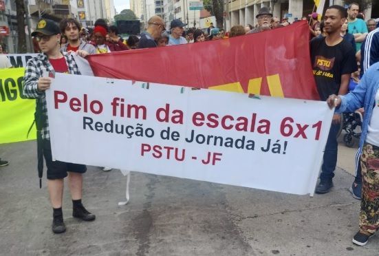 Manifestantes pedem fim da escala 6 por 1, em Juiz de Fora, durante feriado da Independência