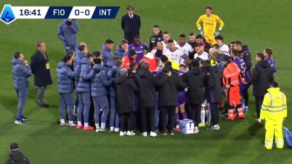Jogador desmaia durante partida do Italiano e deixa campo de ambulância; jogo é interrompido