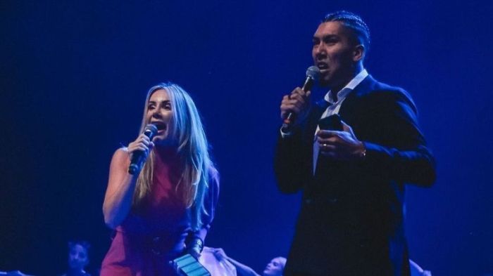 Larissa Pereira e Roberto Firmino durante culto no último domingo (30), quando se tornaram pastores