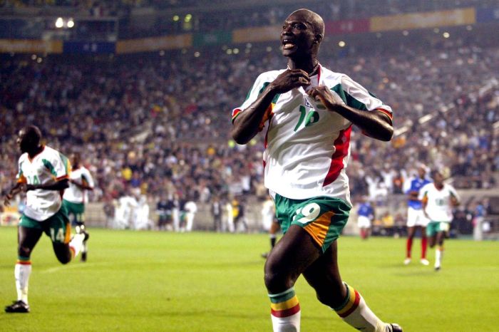 Senegalês Papa Bouba Diop comemora gol sobre a França na Copa do Mundo de 2002