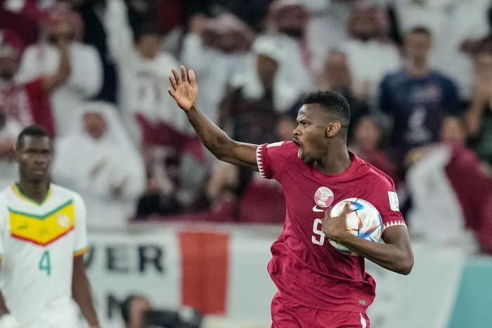 Catar marcou seu primeiro gol da história das Copas do Mundo na derrota por 3 a 1 para o Senegal