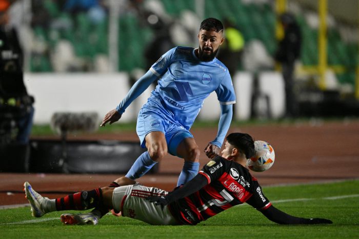 Luiz Araújo se entrega na marcação na partida entre Flamengo e Bolívar, em La Paz, pela Libertadores