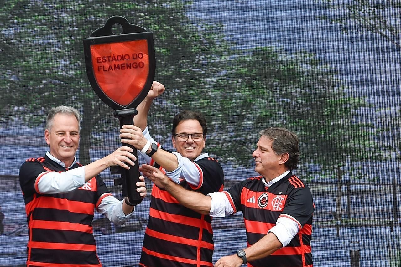 Flamengo recebe a chave do Gasômetro, e Landim promete campanha do 'tijolinho'