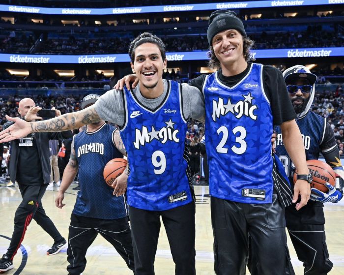 Pedro e David Luiz com camisas do Orlando Magic: jogadores foram atrações em partida da NBA
