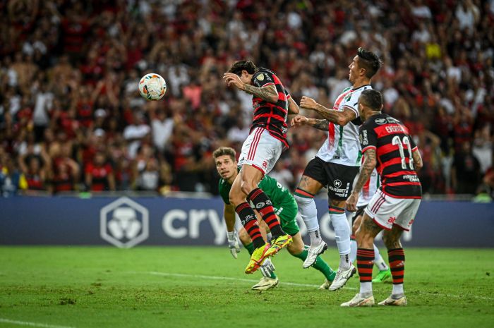 A cabeçada de Pedro, após driblar o goleiro do Palestino, que colocou o Flamengo em vantagem no Maracanã