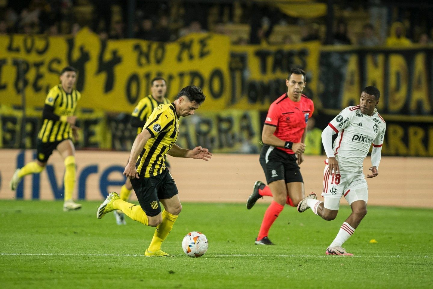 Flamengo não cria, Peñarol segura vantagem e avança na Libertadores