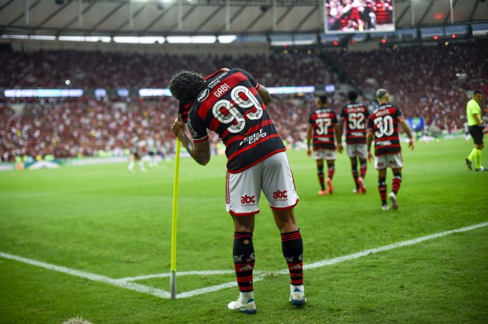 Gabigol beija o escudo do Flamengo, no Maracanã, na final da Copa do Brasil