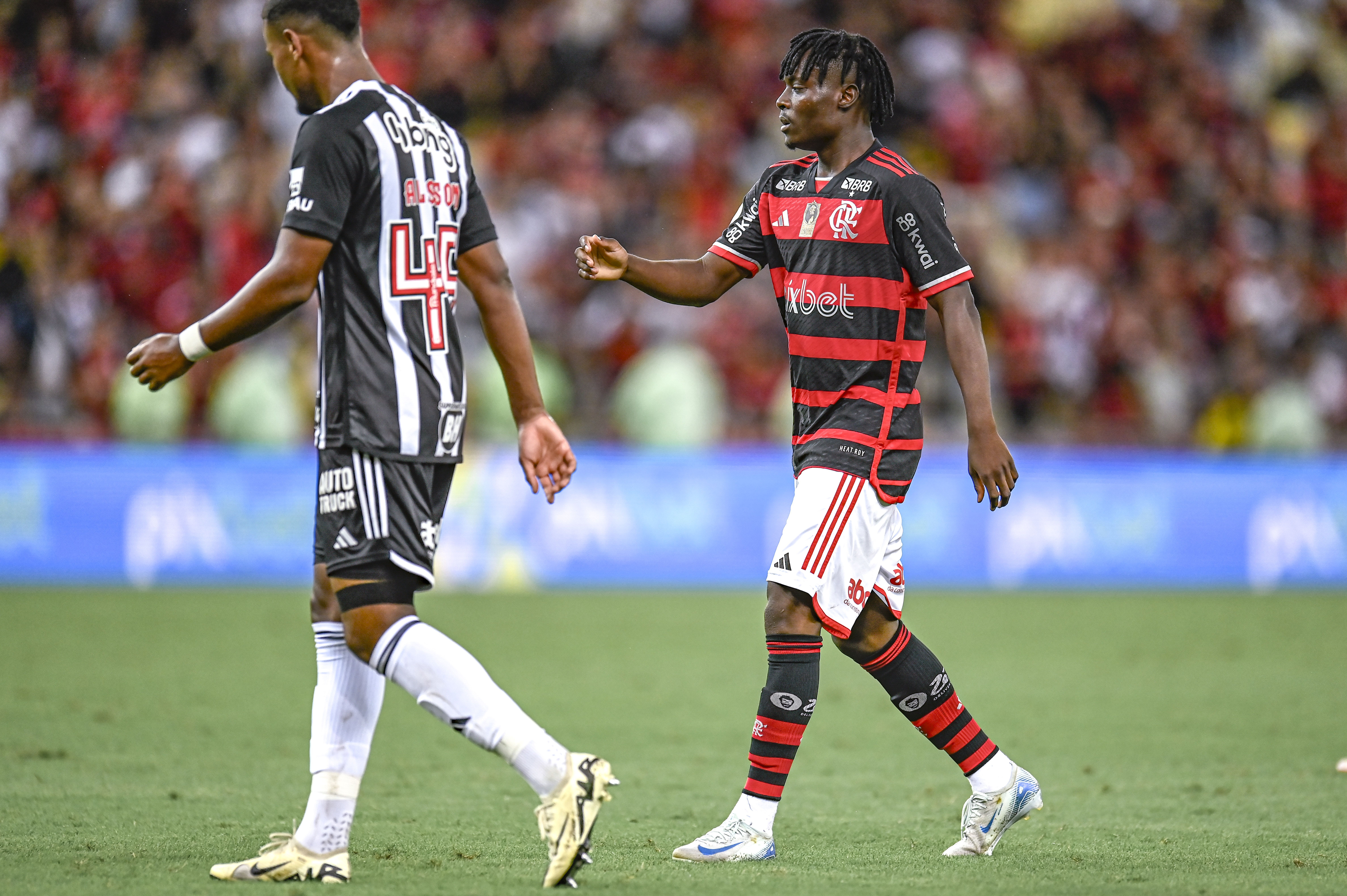 Atacante nigeriano festeja estreia pelo time profissional do Flamengo: 'Sonho'