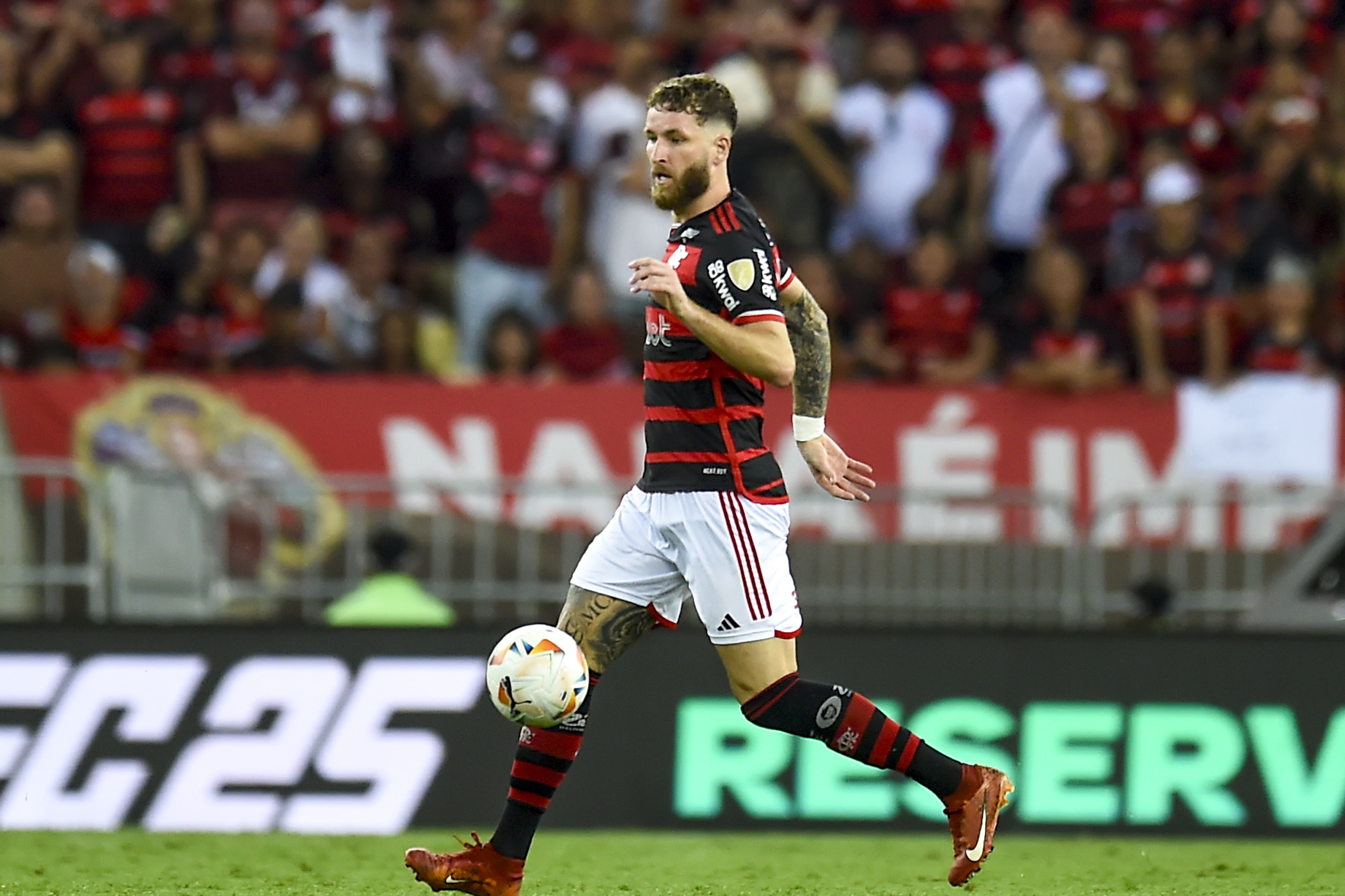 Zagueiro do Flamengo dispara após queda para o Peñarol: 'Jogaram por uma bola'