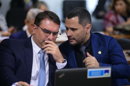 Os senadores Flávio Bolsonaro (esq.) e Cleitinho (dir.)