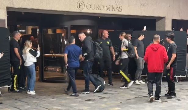 Copa do Brasil: Flamengo desembarca em BH e é recebido por torcedores em hotel