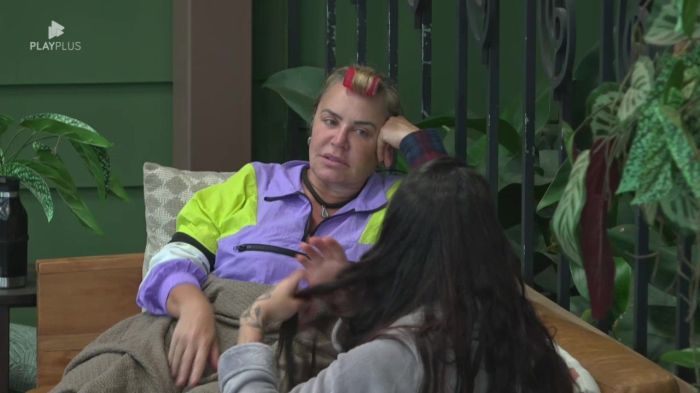 Flor e Luana conversam na área externa