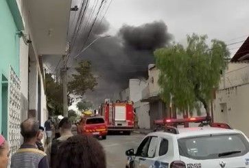 Vídeo mostra início do incêndio que atinge imóvel no bairro Esplanada; assista