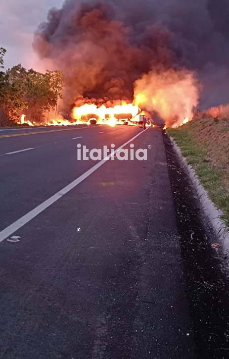 Caminhão-tanque explode e deixa um morto na BR-135, no Norte de Minas; veja imagem