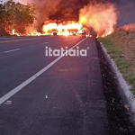 Caminhão-tanque explode e deixa um morto na BR-135, no Norte de Minas; veja imagem