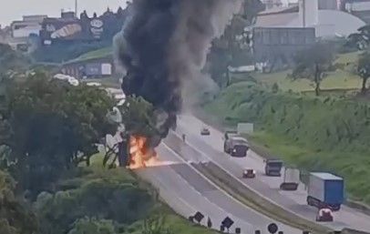 Vídeo: carreta pega fogo e fecha a rodovia Fernão Dias no Sul de Minas