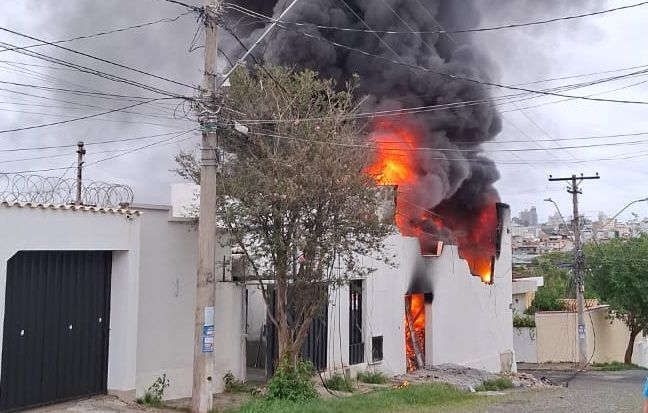 Incêndio de grandes proporções atinge imóvel no bairro Esplanada, em BH