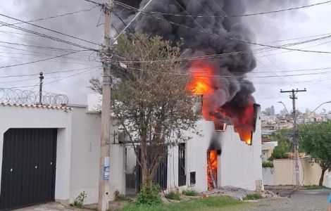 Um grupo de palestinos ateou fogo ao Túmulo de José, na cidade de Nablus, no Norte do território palestino ocupado da Cisjordânia, informou nesta sexta-feira o Exército israelense.