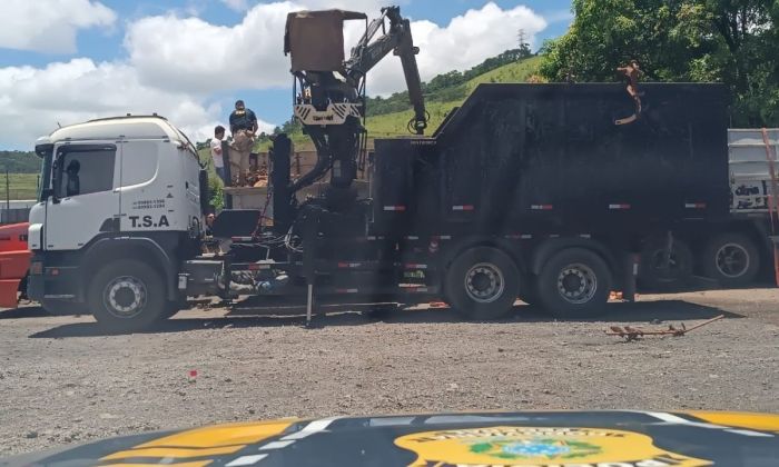 Foi necessário apoio de guindaste para acessar a carga de mais de 170 kg de maconha e de pasta base de cocaína apreendida na BR-040 em Juiz de Fora