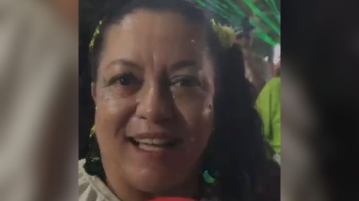 Foliã cadeirante celebra inclusão no bloco Chama o Síndico, em Belo Horizonte