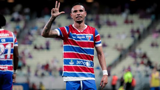 Luiz Fernando comemora primeiro gol do Fortaleza sobre o Maguary em jogo da Copa do Brasil