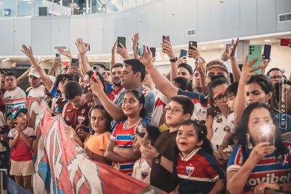 Zagueiro David Luiz desembarca em Fortaleza para assinar com o Fortaleza