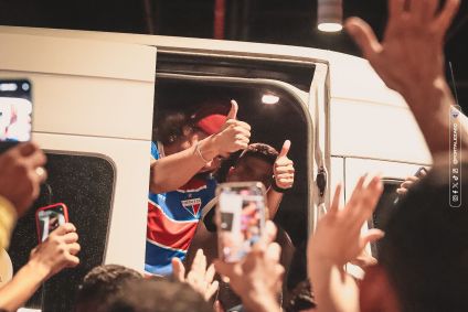 Zagueiro David Luiz desembarca em Fortaleza para assinar com o Fortaleza