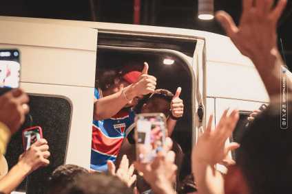 Zagueiro David Luiz desembarca em Fortaleza para assinar com o Fortaleza