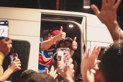 Zagueiro David Luiz desembarca em Fortaleza para assinar com o Fortaleza