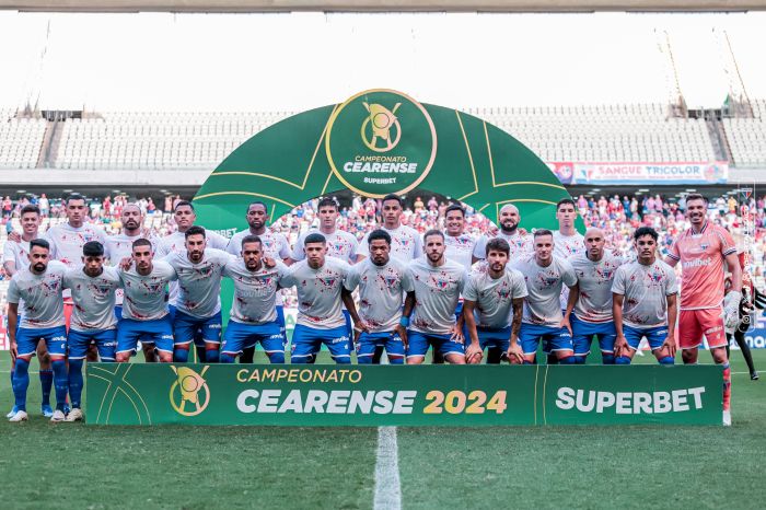 Jogadores do Fortaleza usam camisa com marcas de sangue antes de semifinal