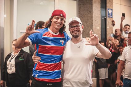 Zagueiro David Luiz desembarca em Fortaleza para assinar com o Fortaleza