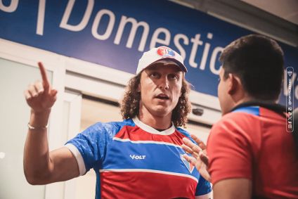 Zagueiro David Luiz desembarca em Fortaleza para assinar com o Fortaleza