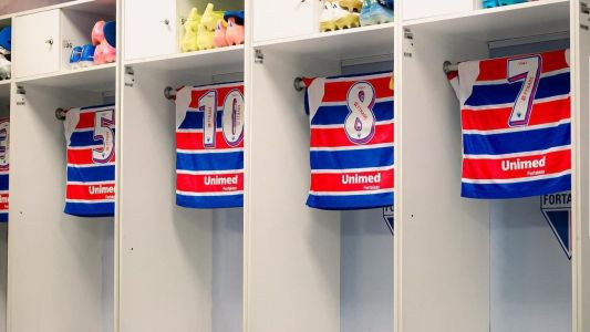 Vestiário da Arena Castelão com camisas do Fortaleza
