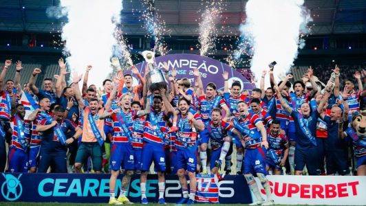 Jogadores do Fortaleza levantam troféu do Campeonato Cearense de 2026
