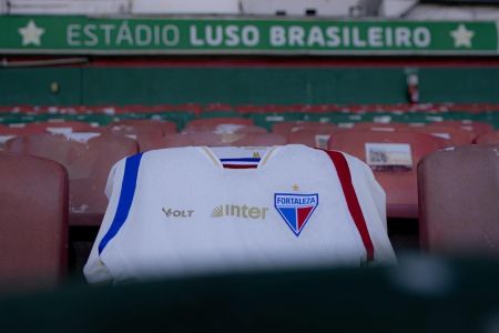 Camisa do Fortaleza na arquibancada do Estádio Luso Brasileiro