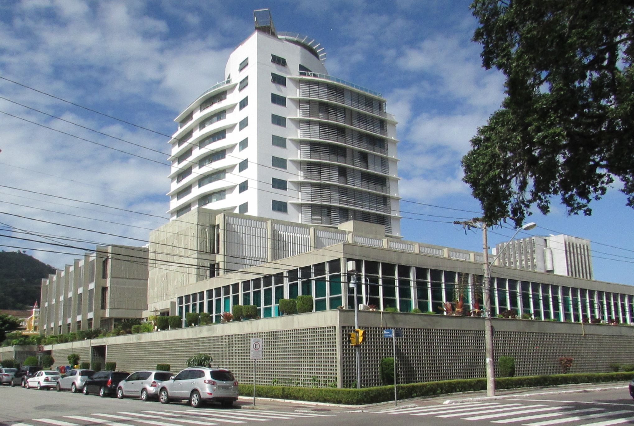 TCE-SC abre inscrições para concurso com salário inicial de até R$ 21,7 mil