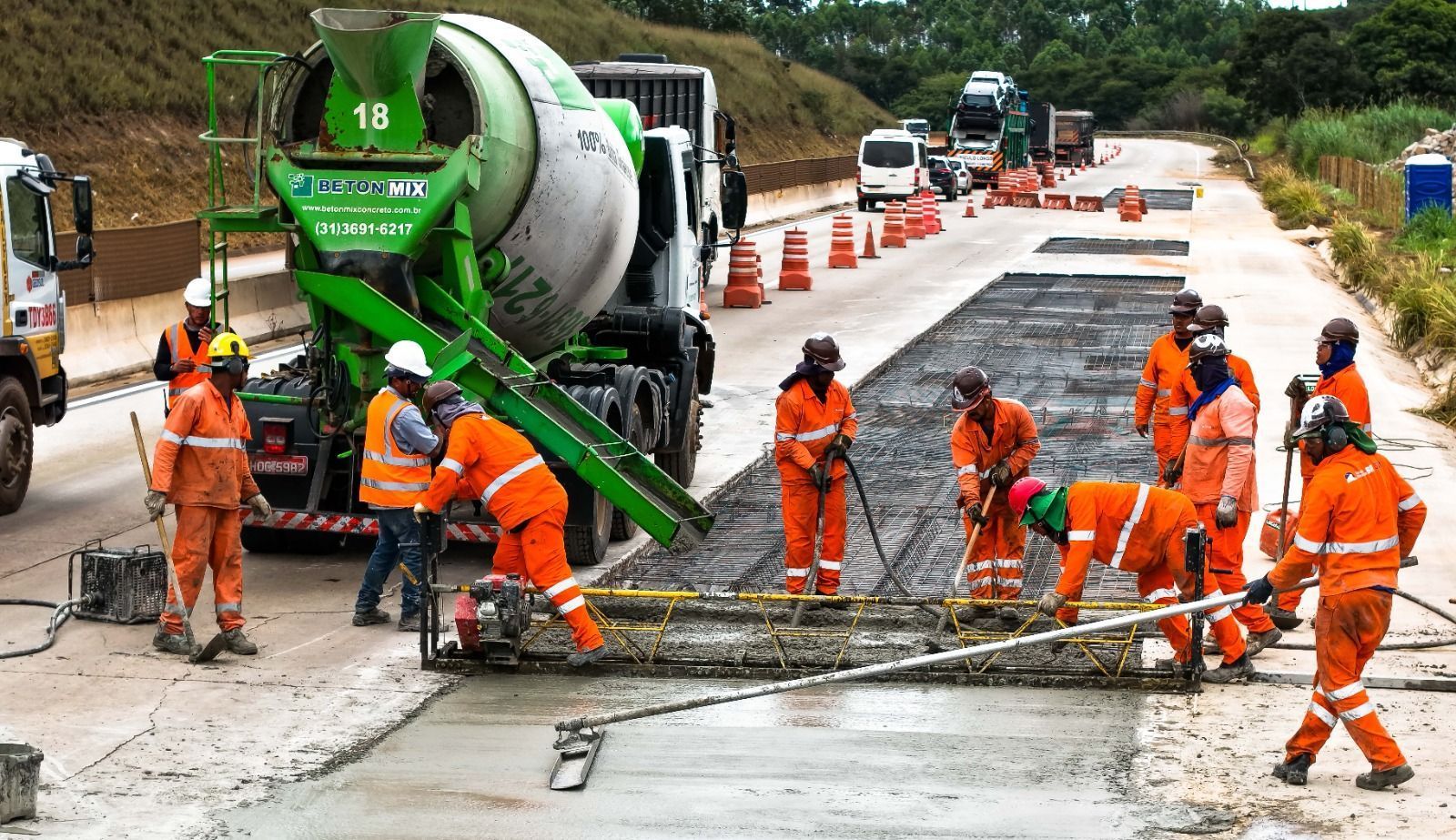 Obras de manutenção na BR 381 incluem recomposição de placas de concreto