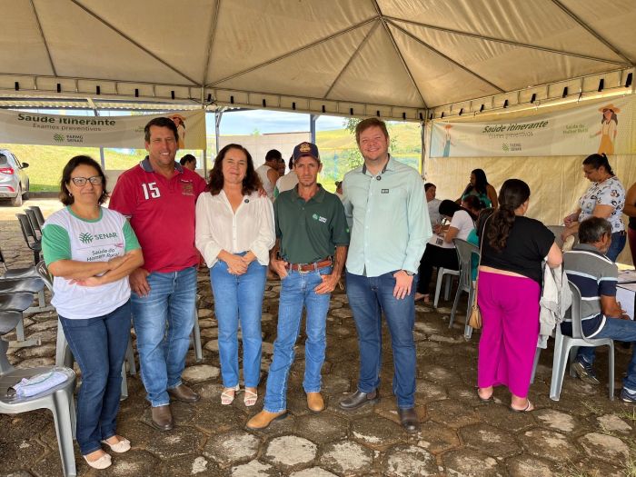 Secretária de saúde de Tapira, Camila Santos, a prefeita Maura Assunção ao lado do marido Barroso, o presidente do SPR, Cláudio Castro, e o gerente regional do Sistema Faemg Senar, Ricardo Tuller