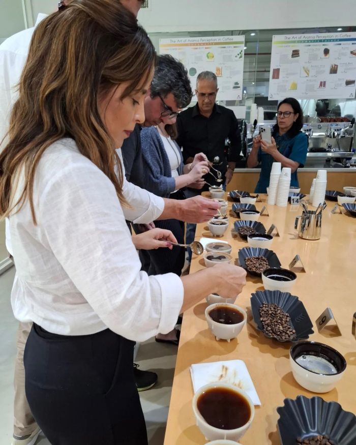Daniele Alkmin durante a sessão de cupping na Roasteria 