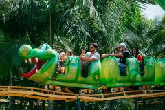 Duda Nagle curte parque com mãe e Zoe