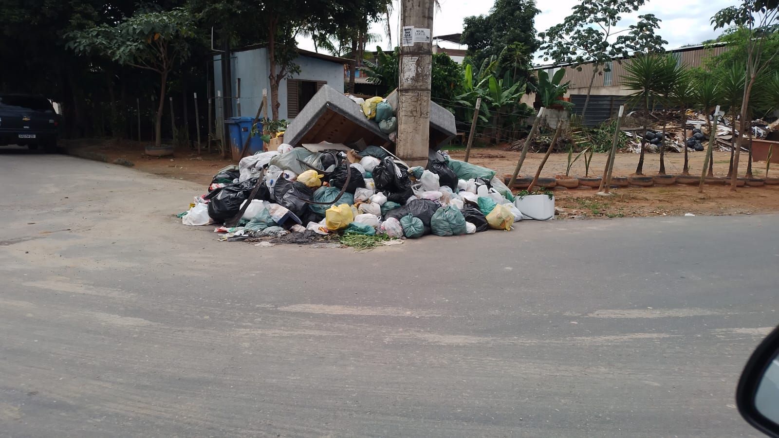 Moradores de Coronel Fabriciano reclamam de falta de coleta de lixo; prefeitura manifesta