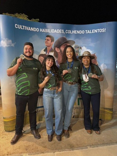 Equipe do Polo de Ensino de Alvinóplis: Silas, Raíssa e Sarah com orientadora Vilam Matias - 3º colocados