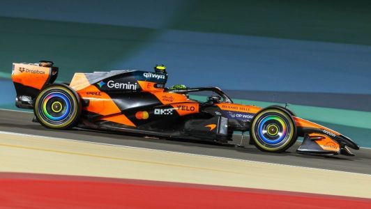 Lando Norris, piloto da McLaren, em ação durante testes da F1 no Bahrein