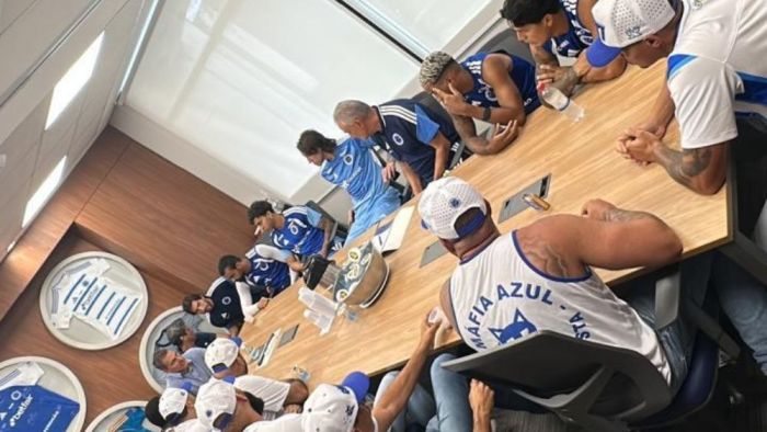 Reunião entre a torcida organizada Máfia Azul e membros da comissão técnica, diretoria e elenco do Cruzeiro