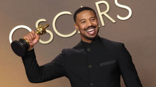 Michael B. Jordan com o prêmio do Oscar