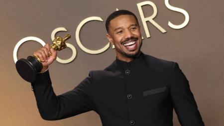 Michael B. Jordan com o prêmio do Oscar