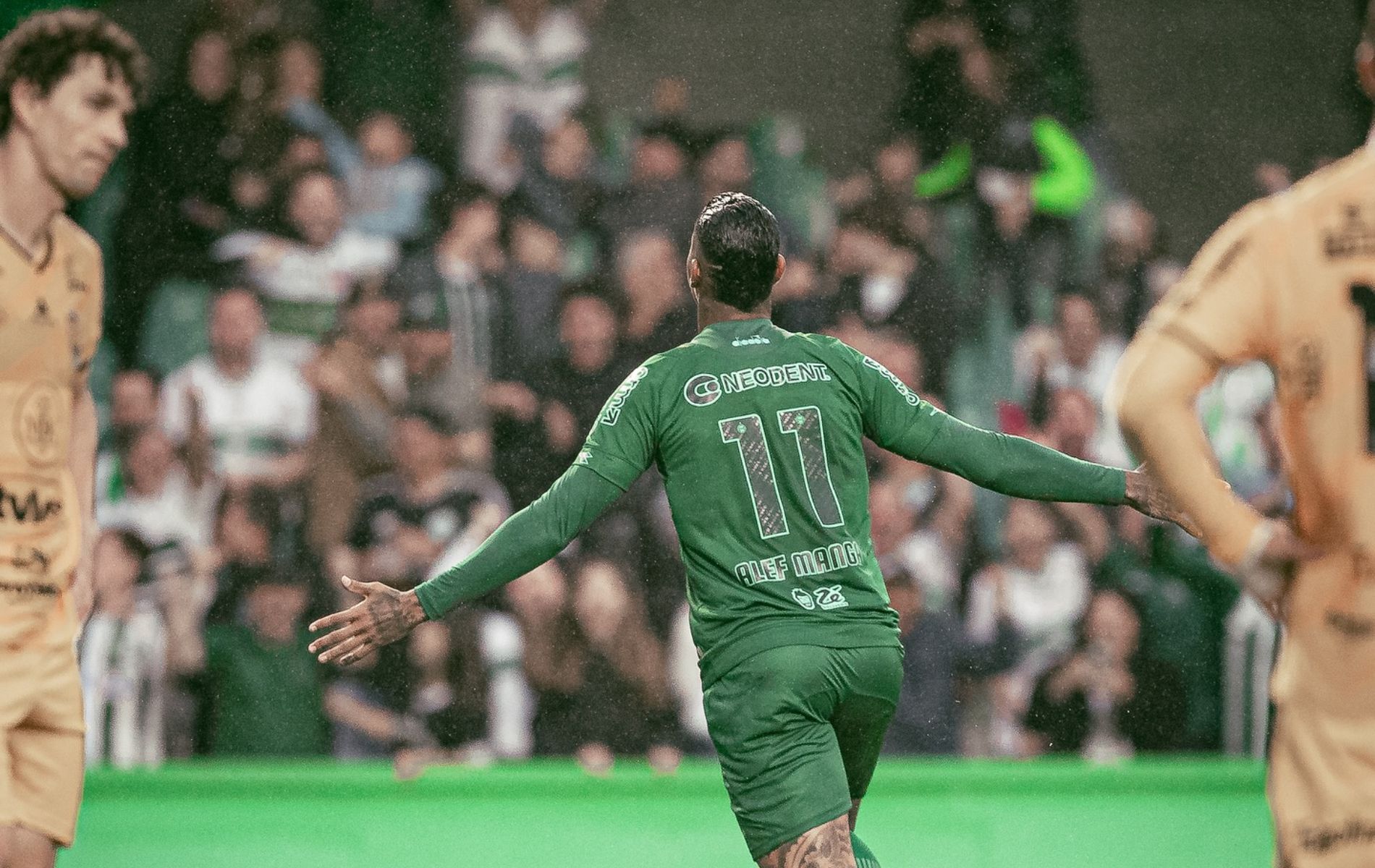 Alef Manga marca em retorno, e Coritiba vence Amazonas pela Série B