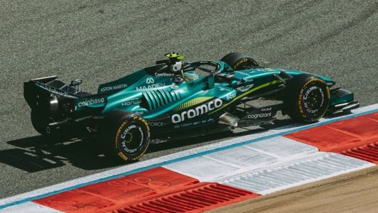 Aston Martin em ação durante testes da Fórmula 1, no Bahrein