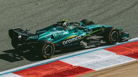 Aston Martin em ação durante testes da Fórmula 1, no Bahrein